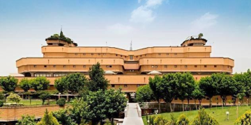 آقای تاجرنیا به ارزش‌هایی مانند صداقت و عدالت ملتزم باشد