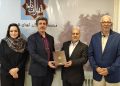 اهدای قرآن زرین از سوی دکتر کجوری به دکتر حسین نبیزاده
