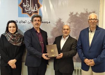 اهدای قرآن زرین از سوی دکتر کجوری به دکتر حسین نبی‌زاده