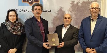 اهدای قرآن زرین از سوی دکتر کجوری به دکتر حسین نبی‌زاده