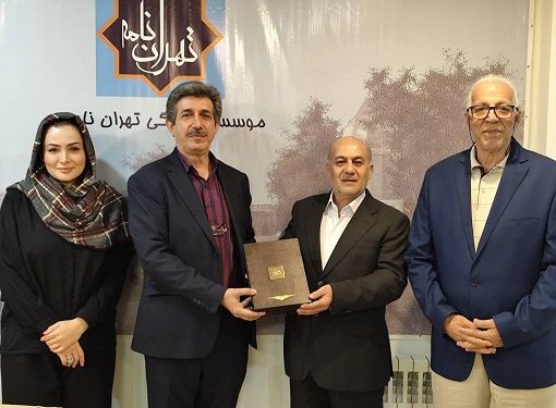 اهدای قرآن زرین از سوی دکتر کجوری به دکتر حسین نبی‌زاده