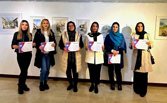 اختتامیه نمایشگاه «آذرنقش»؛ پیوند خانه هنر نقشین و گالری ژینوس در قاب آبرنگ