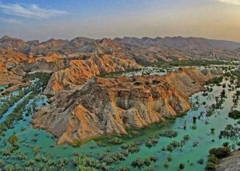 هشدار اهالی و فعالان اجتماعی درباره ترک بدنه سد گوران هرمزگان و خطر سیل