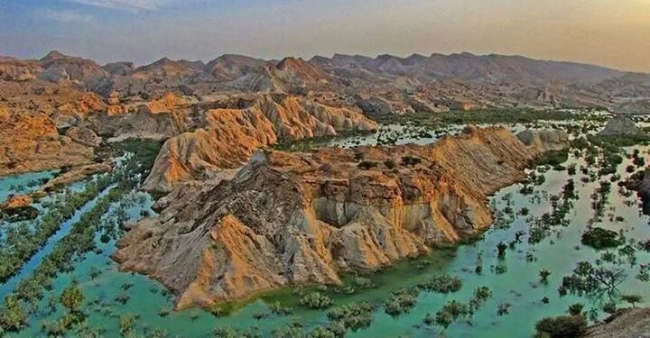 هشدار اهالی و فعالان اجتماعی درباره ترک بدنه سد گوران هرمزگان و خطر سیل